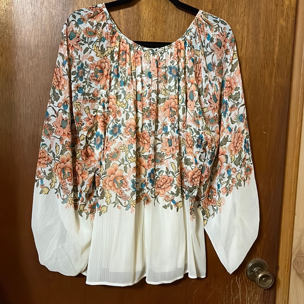 Beautiful Bohemian top floral never been worn add this to your closet today!